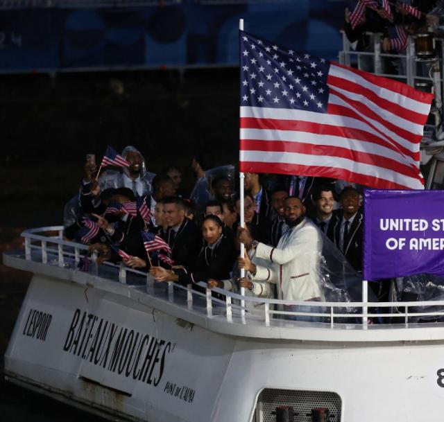 v站体育-詹皇当旗手造就开幕式名场面！库里忙换徽章人气旺