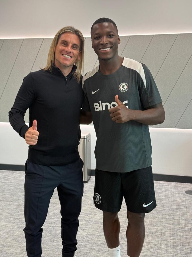 v站体育-厄瓜多尔主帅贝卡切斯现场观看切尔西比赛，与凯塞多合影