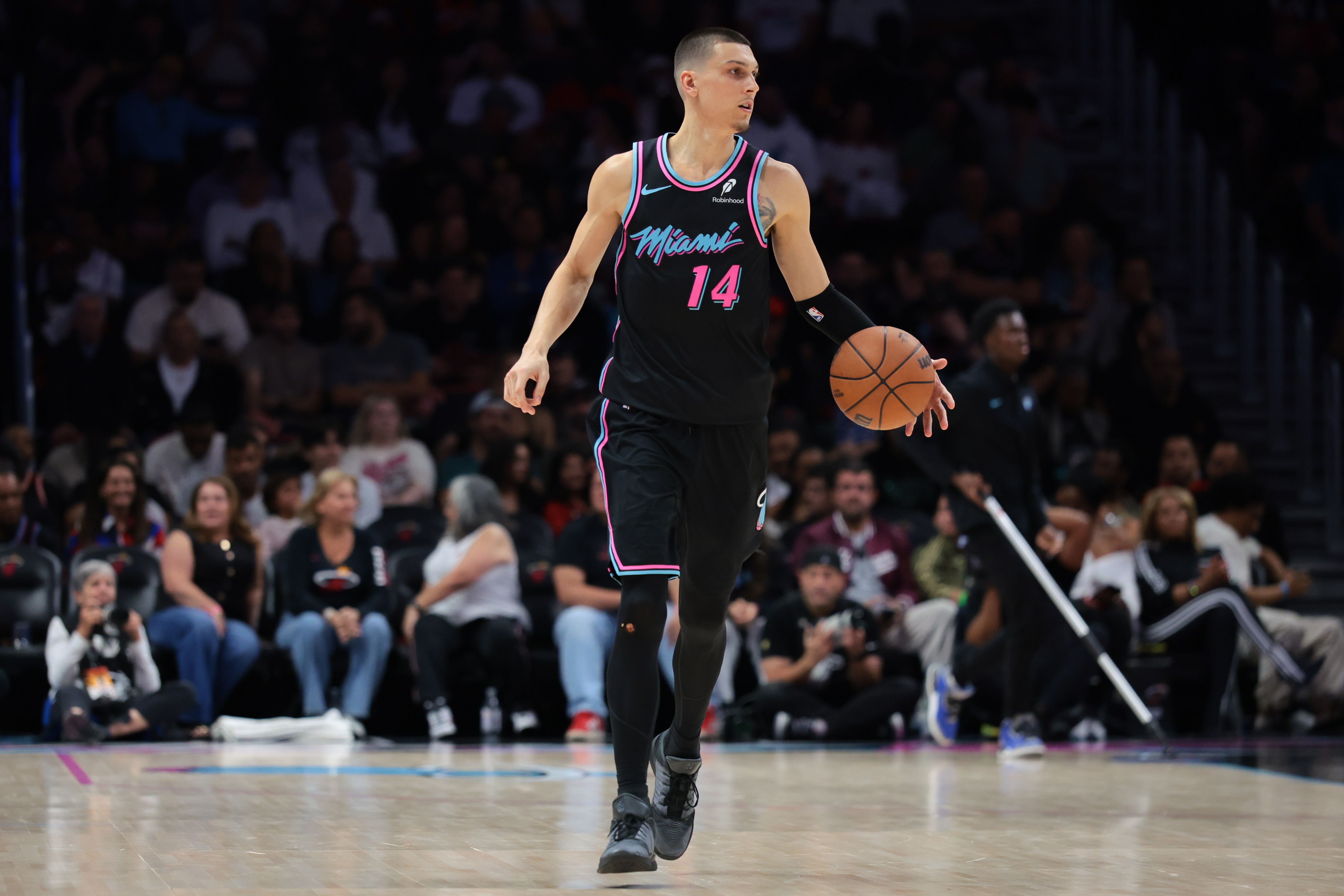 v站-希罗：我一直因为吃到技术犯规被罚钱 我妈肯定不会高兴的